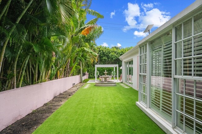 Building Photo - 201 Bahama Ln