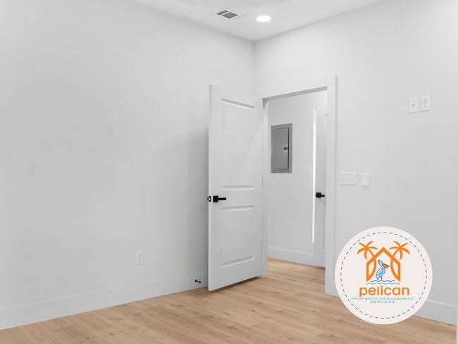 Building Photo - Striking 2BR / 2BA Home with Soaring Vaulted Ceilings