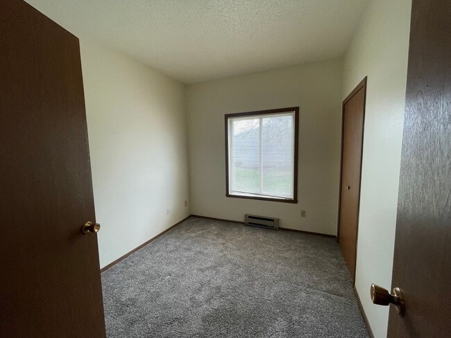 Building Photo - Spacious 3 bedroom, 1 bath Located in West Fargo.