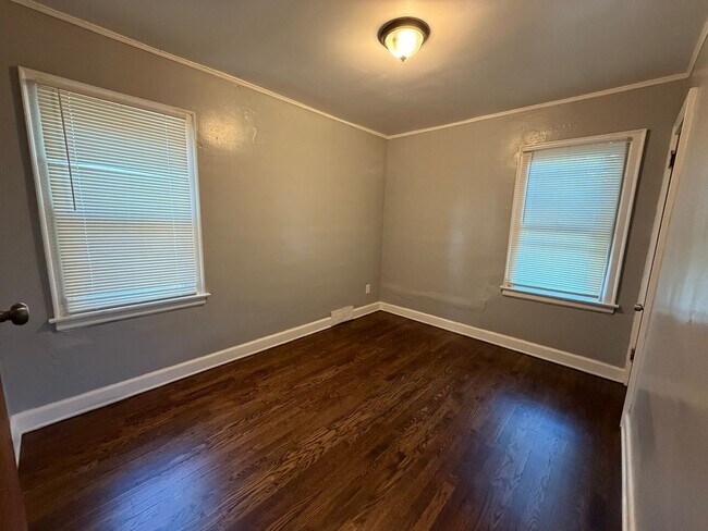 Building Photo - SECTION 8 ONLY  3 Bedroom 1 Bath For Lease