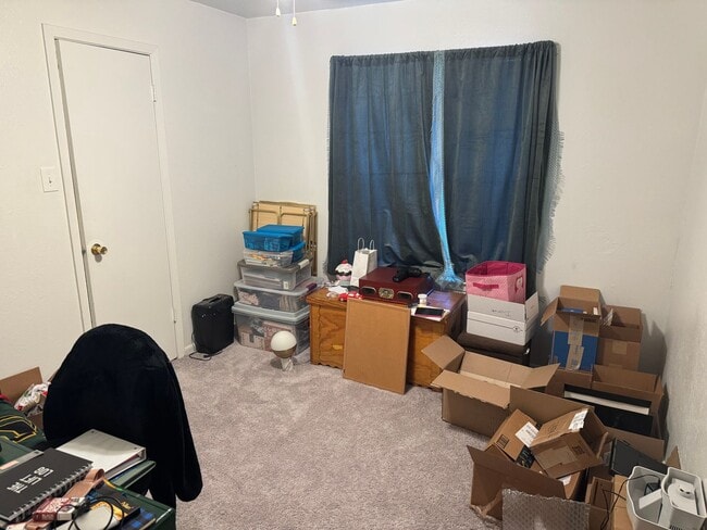 Building Photo - DECEMBER MOVE IN!  Cute 3 Bedroom 1.5 Bath...
