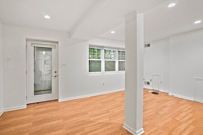 Building Photo - Wonderful Woodley 1 Bedroom with Parking