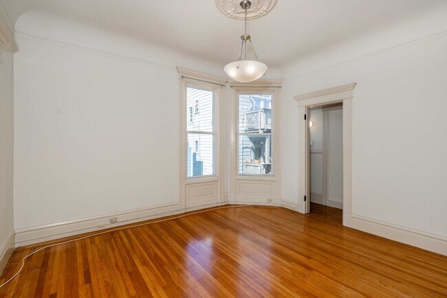 Building Photo - LARGE Full Floor 4BR/2BA. In-Unit Laundry, New Stainless Appliances!