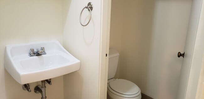 Building Photo - South Tabor 3 Bedroom 1.5 Bath - W/S/G, an...