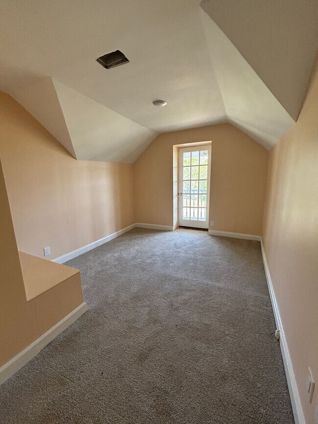 Building Photo - Newly Renovated Stunning Home