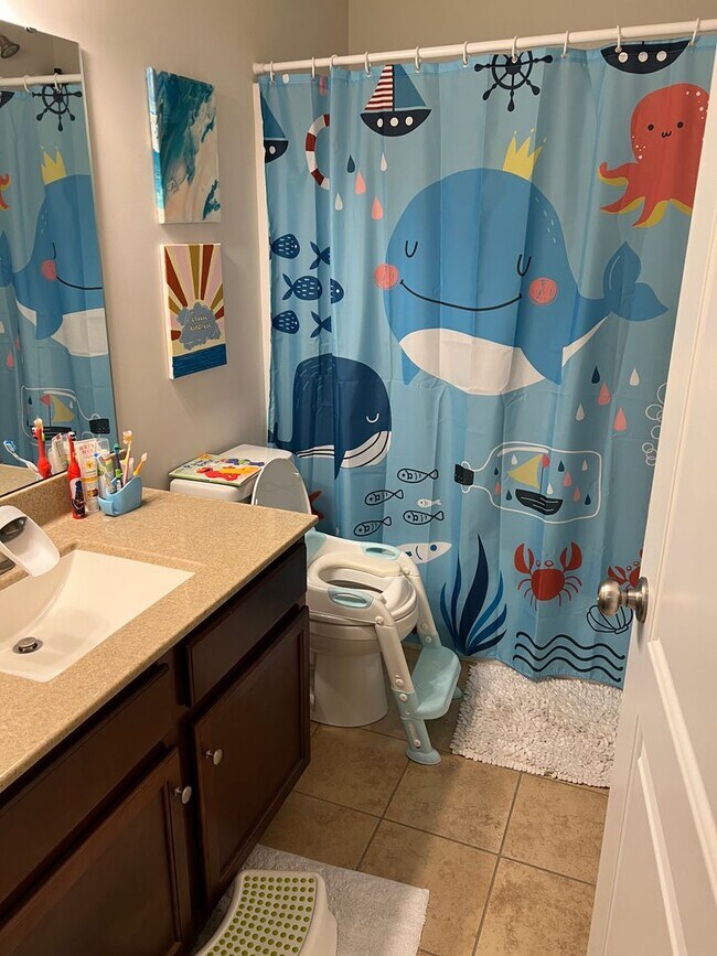 Building Photo - 4 Bedroom Home with Garage & Convenient ac...