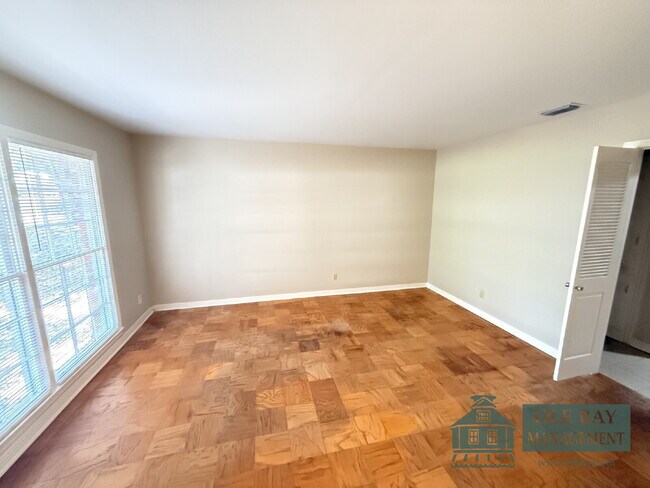 Building Photo - "Charming 3-Bed Oasis with Modern Comforts on Syracuse Street, Mobile!"  All approved application...