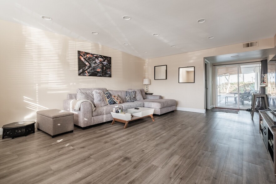 Building Photo - 5521 27th Ave