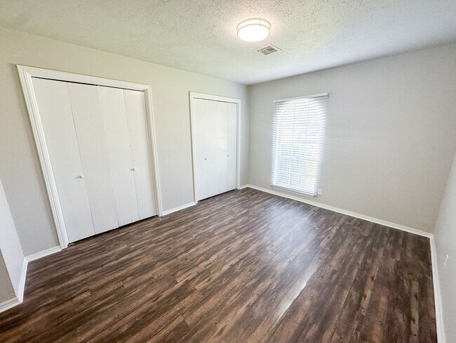 Building Photo - Beautiful 3 Bedroom - 1.5 Bathroom in Must...