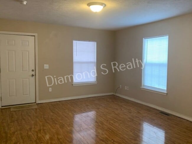 Building Photo - 3 Bedrooms / 1 Bath!  Cute and Charming Home Available Early May!