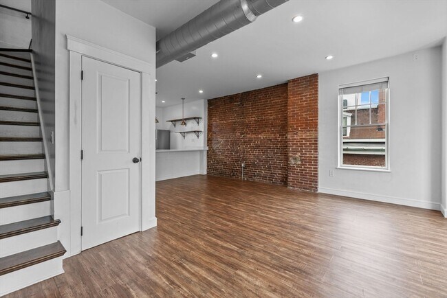 Building Photo - 103-105 Broadway