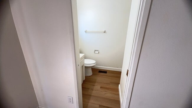 Building Photo - 3 Bedroom/2 Bath House Close to Shopping