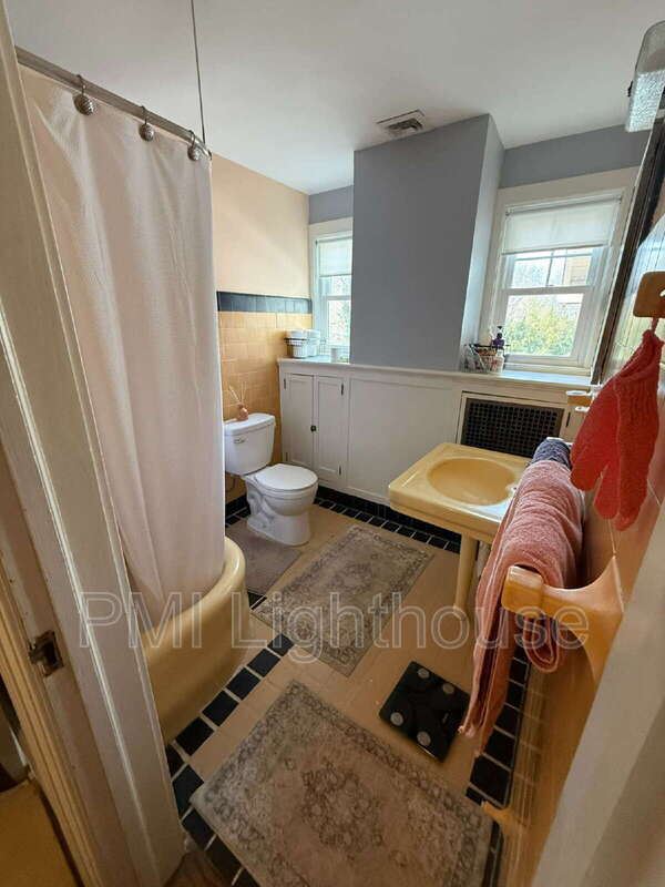 Building Photo - 145 Soundview Rd