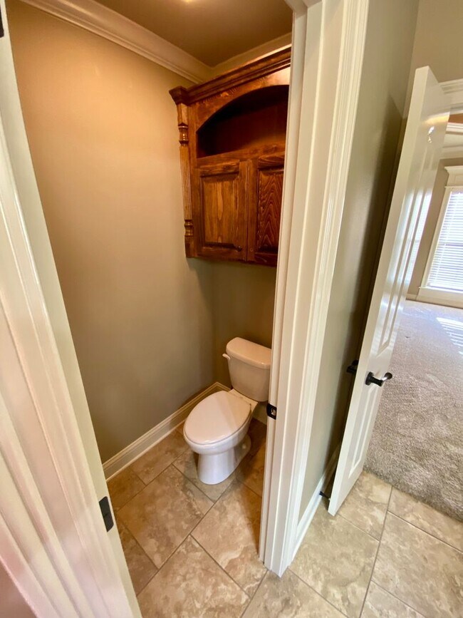 Building Photo - ** AVAILABLE JUNE 1ST ** STUNNING 4/3.5 IN...