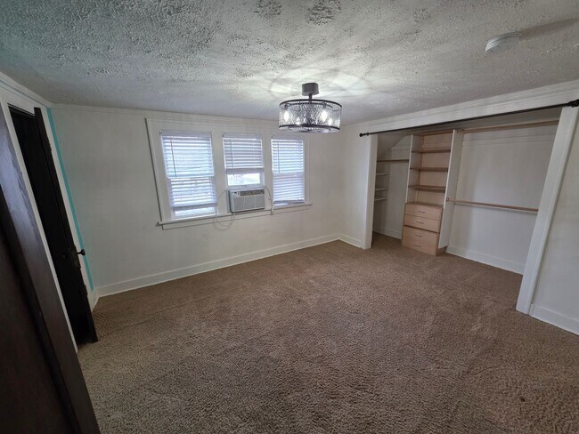 Building Photo - 3 Bedroom and 2 Full Bathroom Single Family Home