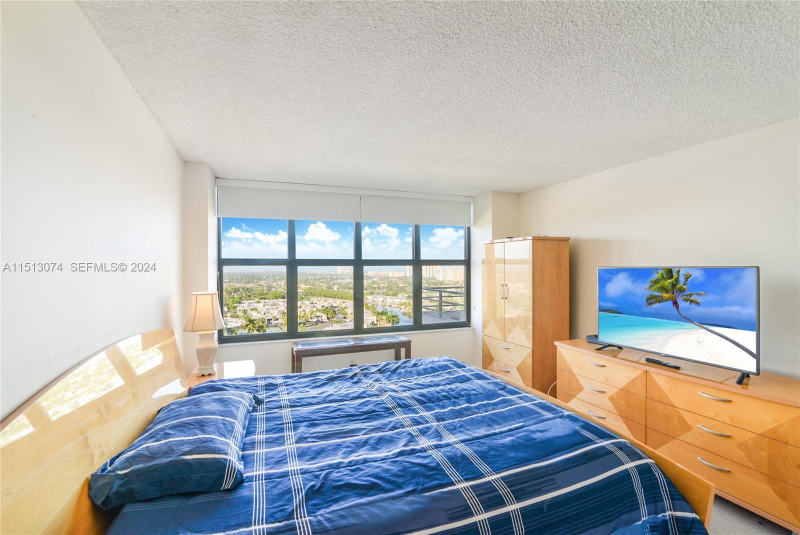 Building Photo - 2500 Parkview Dr