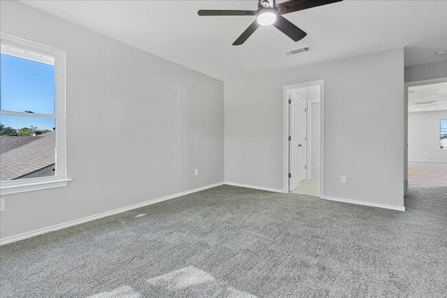 Building Photo - Recently Renovated 4-bed 3.5-bath 2-living...