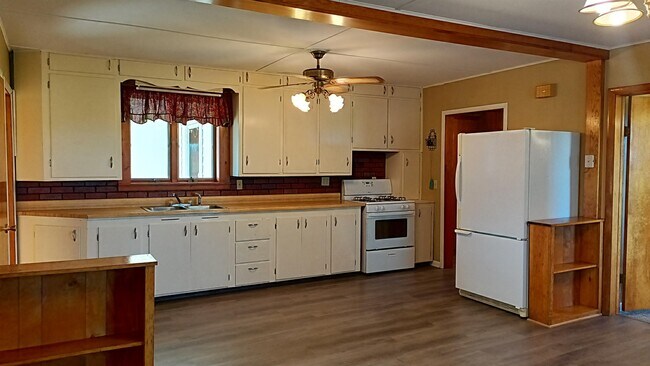 Building Photo - 7840 Tuttle Rd