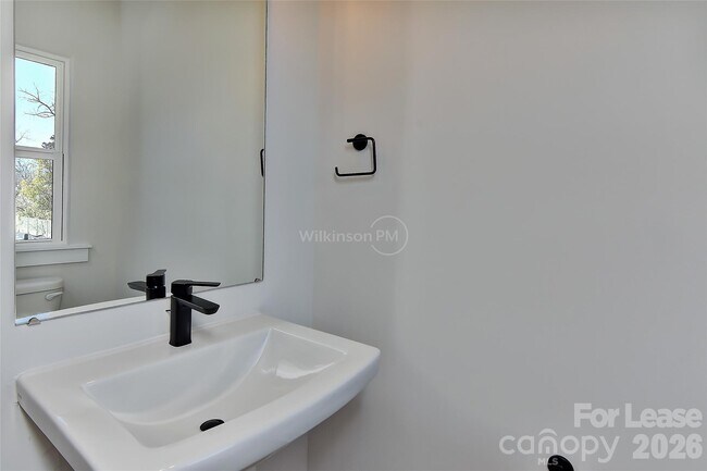 Building Photo - 2204 Northend Dr