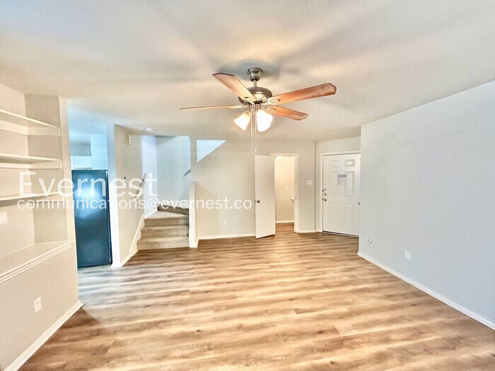 Building Photo - 230 Creek Cove Dr