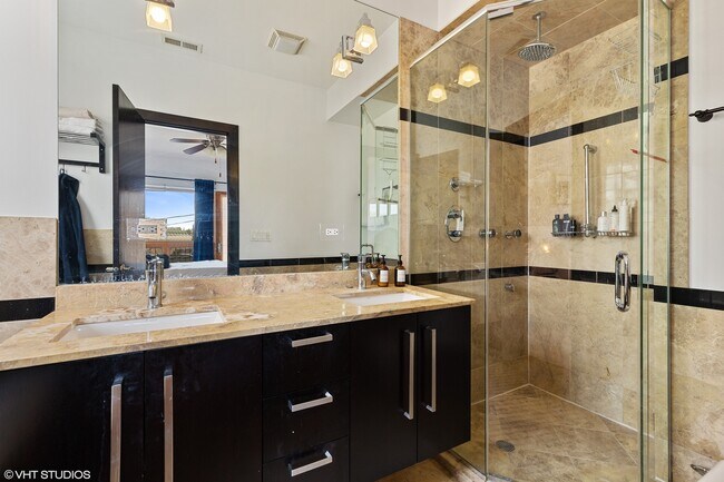 Building Photo - 1842 N Damen Ave