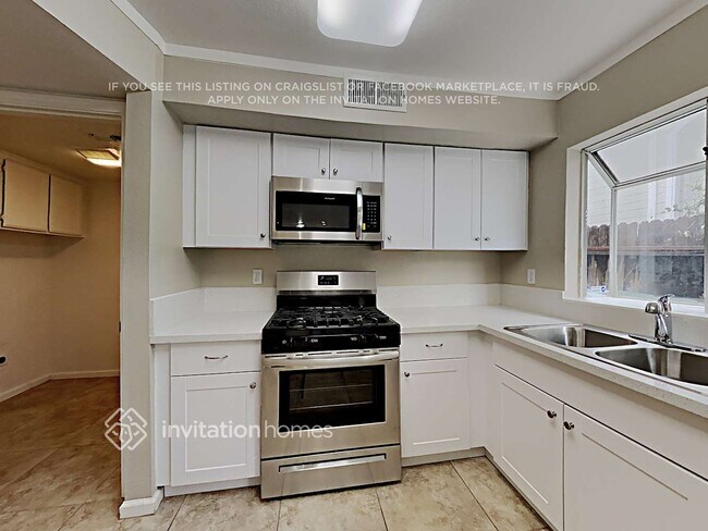 Building Photo - 8355 Lonely Hill Way