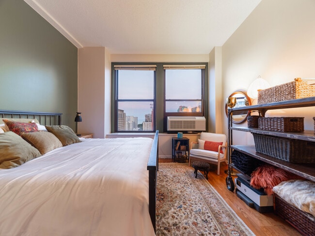 Building Photo - 600 S Dearborn St