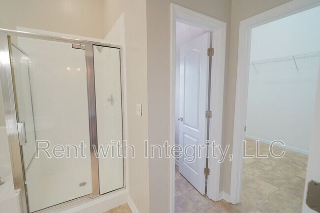 Building Photo - 1908 Wagon Wheel Cir E