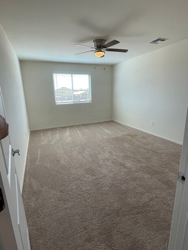 Building Photo - Spacious New-Build Family Home!