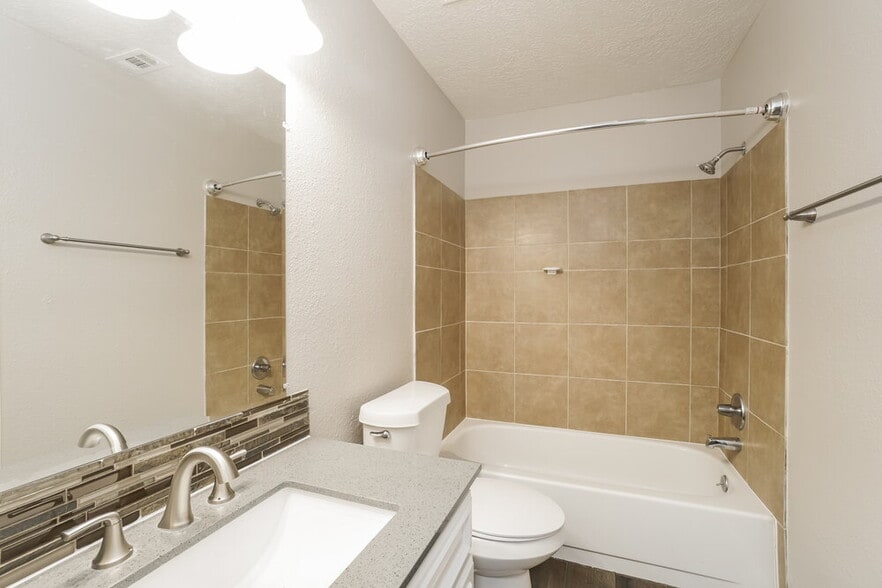 Building Photo - 15118 Loma Paseo Dr