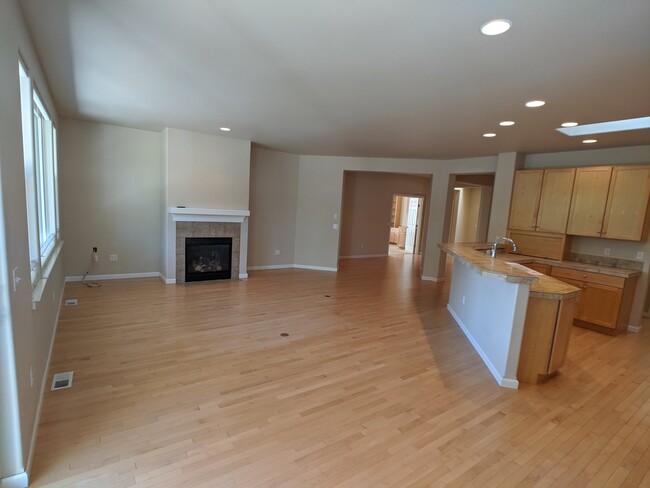 Building Photo - 2+ bed, 2.5 bath, 2,108 sq.ft. in Jennie's...