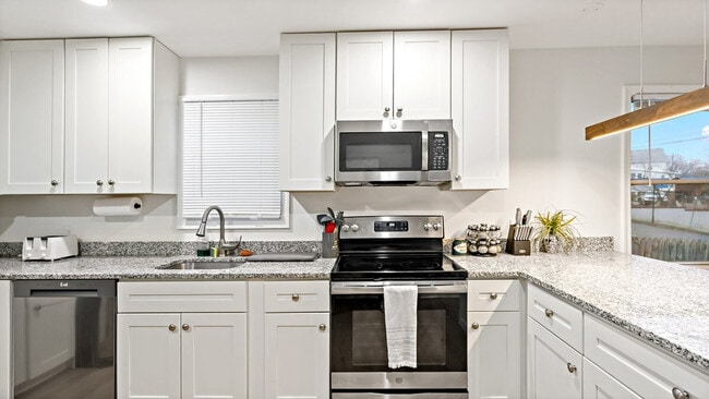 Building Photo - 5545 Davey St