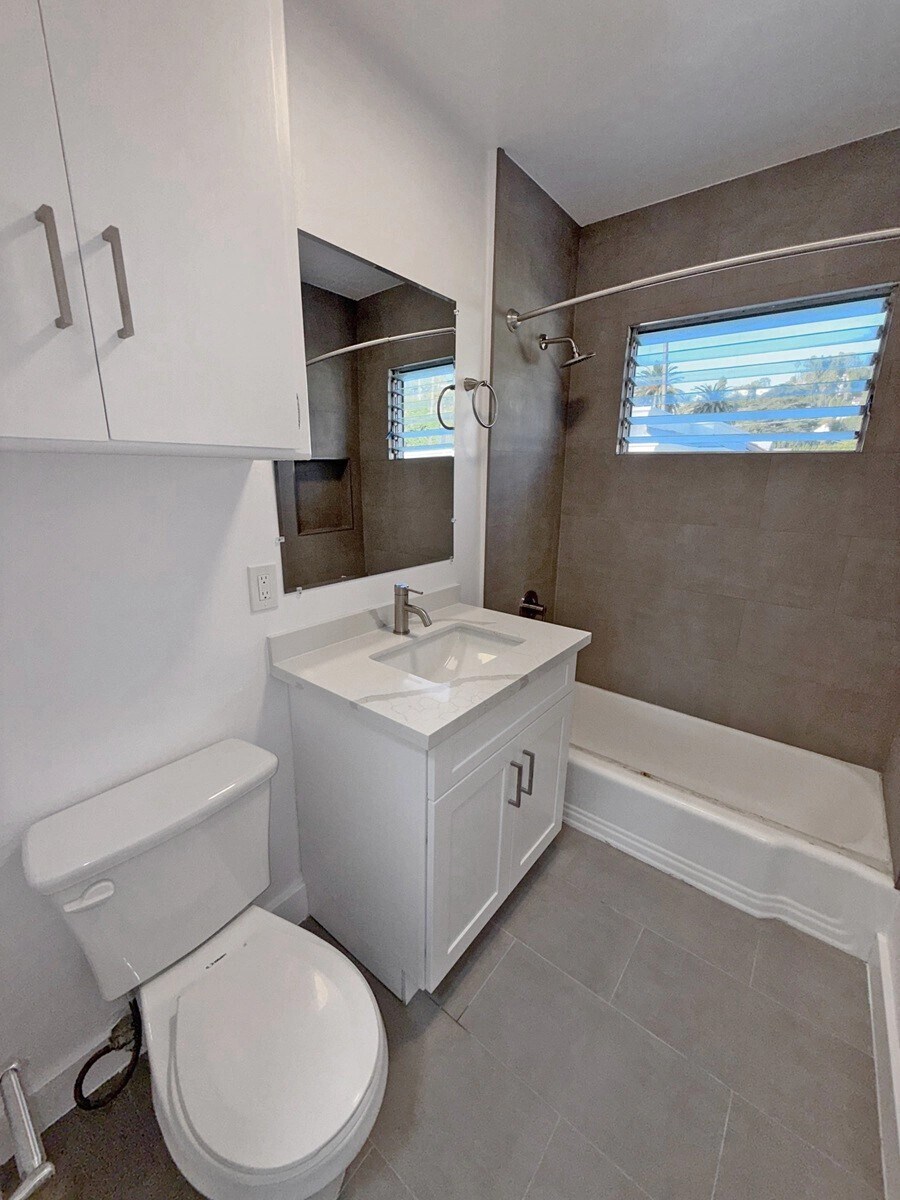 Building Photo - 1852 N Wilton Pl