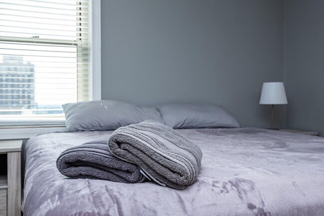 Building Photo - 300 W Peachtree St NW