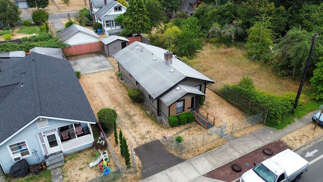 Building Photo - 2 Bed, 2 Bath Home – Prime Location Near F...