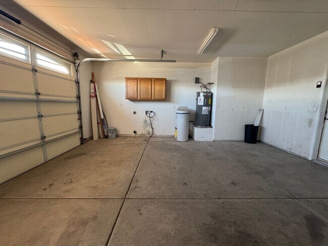Building Photo - 3br 2ba Home with Garage and Yard near Rot...