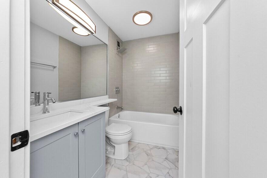 Building Photo - 1258 N La Salle Dr