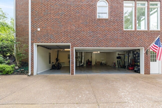 Building Photo - Luxury Furnished Home