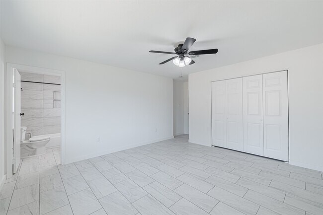 Building Photo - 2122 Maple Cir