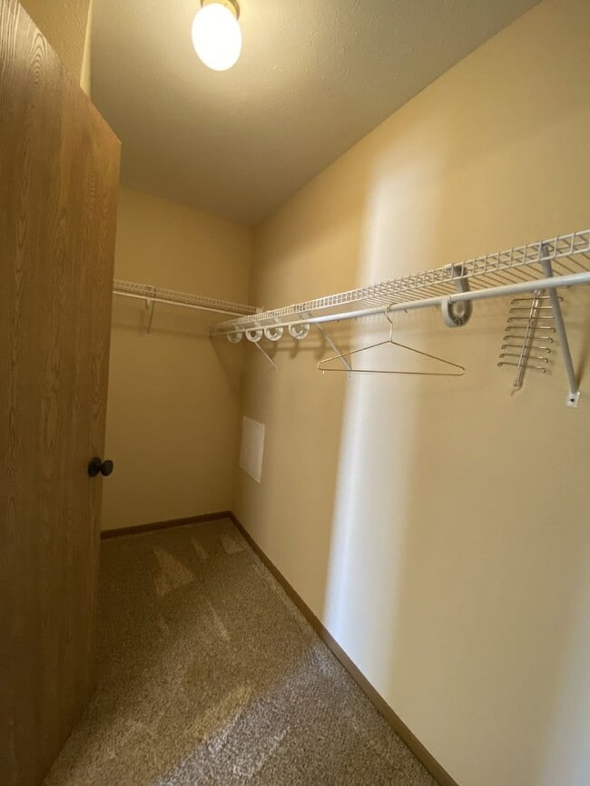 Building Photo - Excellent 3 bedroom with 2.5 bath with a b...