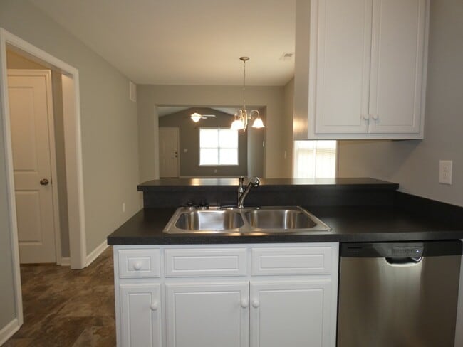 Building Photo - 3 Bedroom/2 Bath One Story House