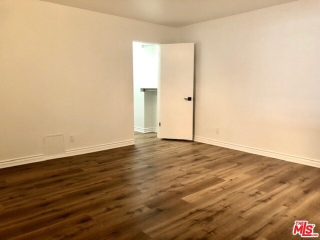 Building Photo - 435 N Oakhurst Dr