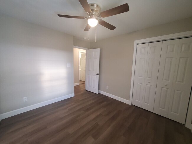 Building Photo - 1208 Hillsboro St