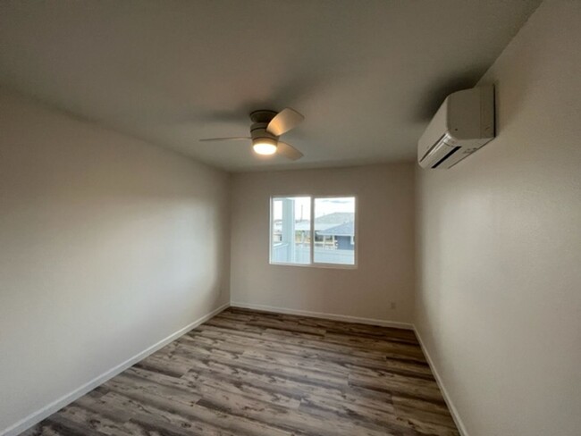 Building Photo - 3 bedrooms/ 2 baths on the ground level Du...