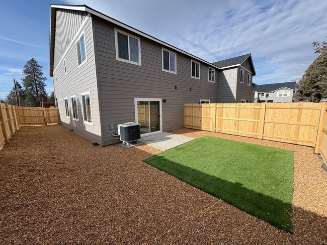 Building Photo - Brand New Stunning 3 Bed/2.5 Bath Townhouse-Old Farm District