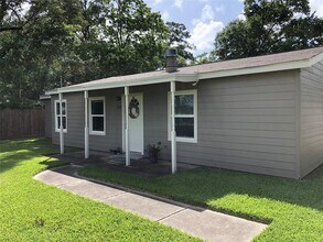 Building Photo - 2121 Holly Dr