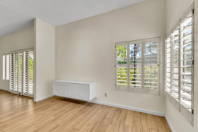 Building Photo - 48594 Oakwood Way