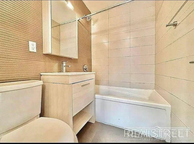 Building Photo - Super Sunny Gorgeous 2 Queen Size Bedroom in Prime Clinton Hill!