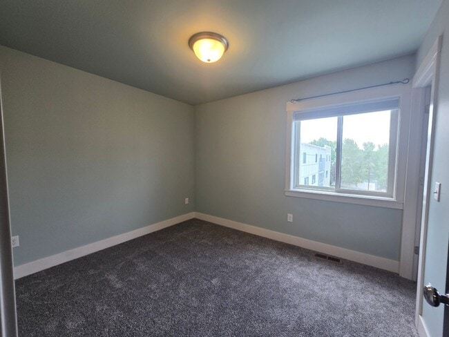 Building Photo - Beautiful 2 bed 1.5 bath townhome