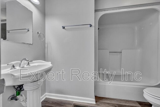 Building Photo - 624 Cresap Cir NE